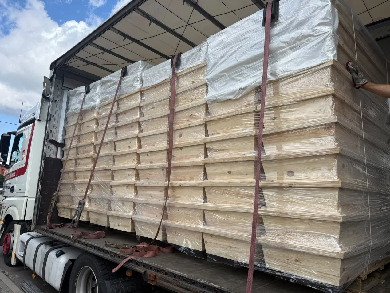 Logistiek van Solideo: uitvaartkisten klaar voor transport vanuit het Nederlandse magazijn